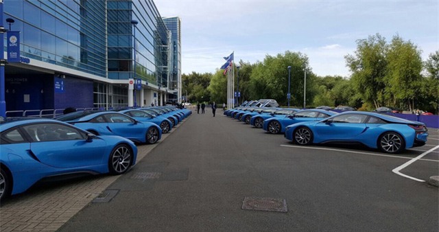 Dàn sao Leicester City khổ vì đống siêu xe BMW i8 - Ảnh 2.