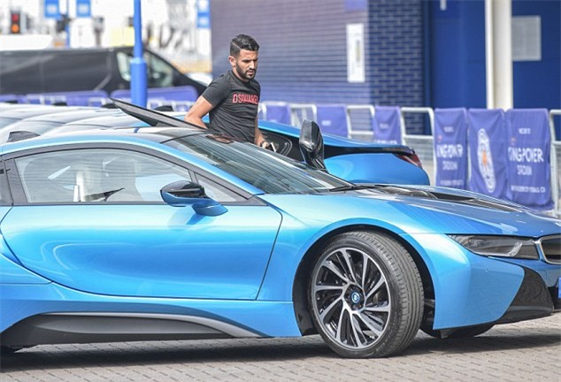 Dàn sao Leicester City khổ vì đống siêu xe BMW i8 - Ảnh 3.