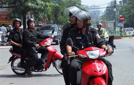 tu 2.9, canh sat co dong hn khong duoc dung xe vi pham mu bao hiem hinh anh 1