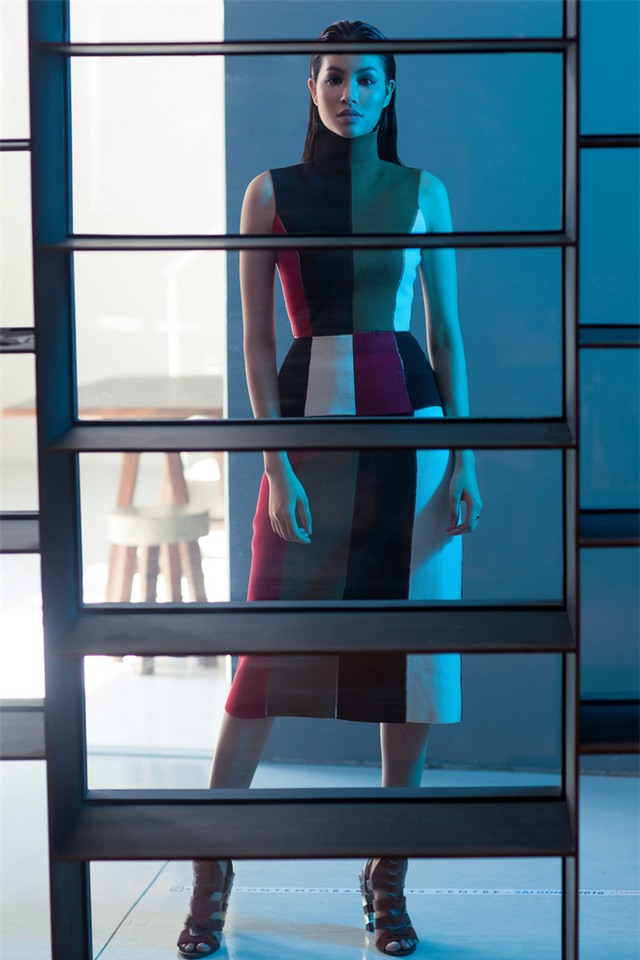 Hoa hậu Phạm Hương lúc nào cũng giữ kiểu mặt này - Ảnh 1.