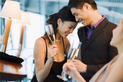 khi dan ong muon ngoai tinh, co giu cung chi mat cong - 2