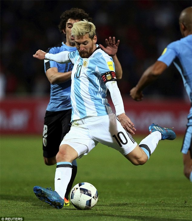 Fan cuồng ôm chân, quỳ lạy Messi - Ảnh 1.