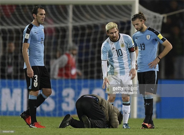 Fan cuồng ôm chân, quỳ lạy Messi - Ảnh 4.