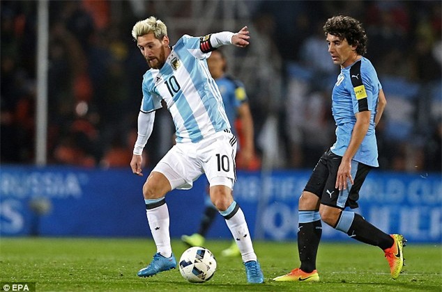 Fan cuồng ôm chân, quỳ lạy Messi - Ảnh 6.