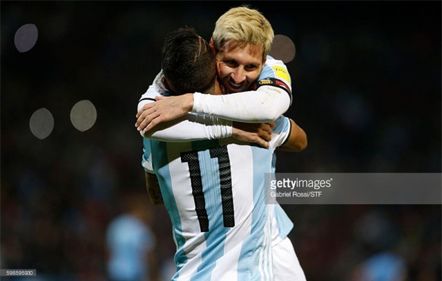 Fan cuồng ôm chân, quỳ lạy Messi - Ảnh 7.