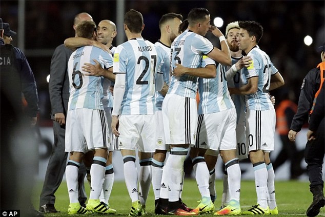 Fan cuồng ôm chân, quỳ lạy Messi - Ảnh 8.