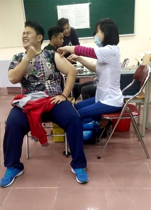 Lực lưỡng thế này gồng lên một chút là qua cơn đau ngay ấy mà.