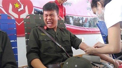 Nếu nói tiêm chủng chỉ đau như kiến cắn thì chàng thanh niên này vừa bị con kiến khổng lồ 