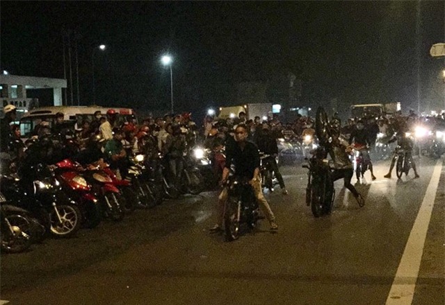 Hàng trăm quái xế chặn đường, đua xe trên quốc lộ 51 - Ảnh 1.