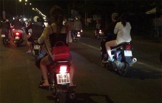 Hàng trăm quái xế chặn đường, đua xe trên quốc lộ 51 - Ảnh 2.