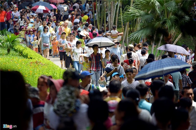 Vuon thu, pho di bo Ha Noi dong nghet nguoi ngay nghi le hinh anh 1