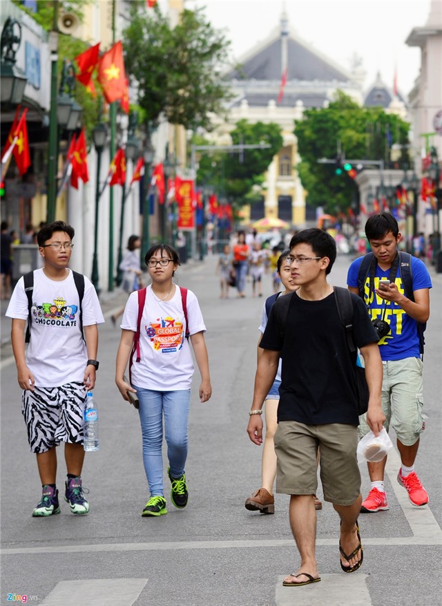 Vuon thu, pho di bo Ha Noi dong nghet nguoi ngay nghi le hinh anh 10