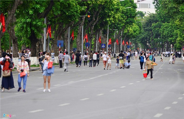 Vuon thu, pho di bo Ha Noi dong nghet nguoi ngay nghi le hinh anh 11