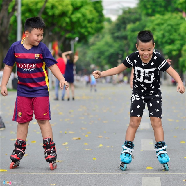 Vuon thu, pho di bo Ha Noi dong nghet nguoi ngay nghi le hinh anh 12