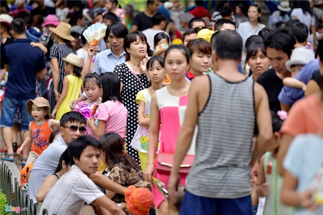 Vuon thu, pho di bo Ha Noi dong nghet nguoi ngay nghi le hinh anh 2