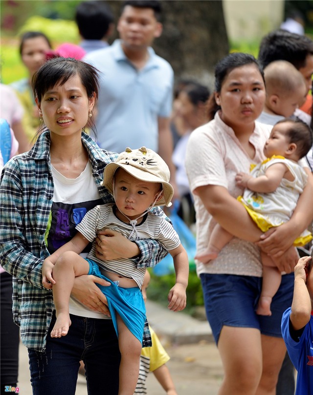 Vuon thu, pho di bo Ha Noi dong nghet nguoi ngay nghi le hinh anh 3