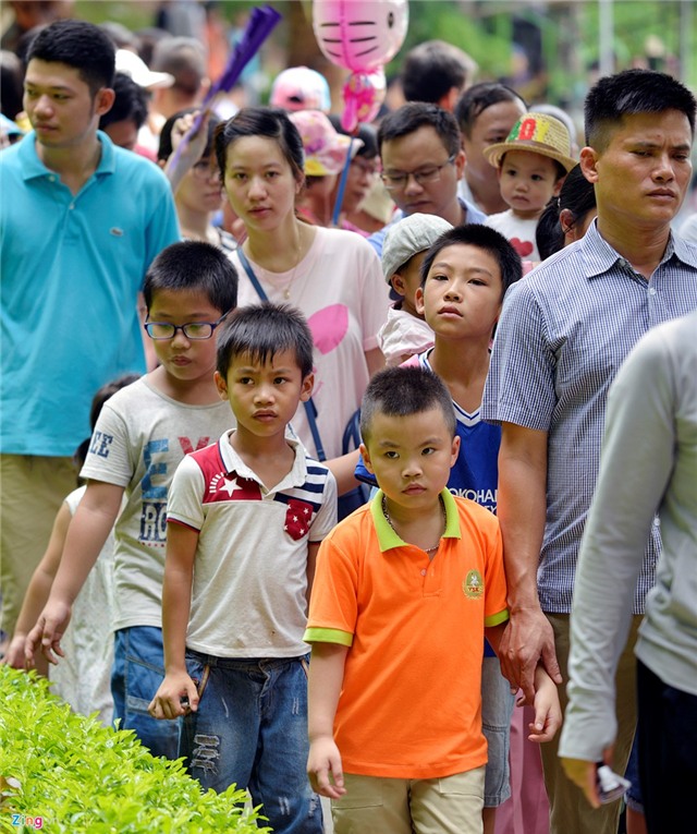 Vuon thu, pho di bo Ha Noi dong nghet nguoi ngay nghi le hinh anh 6
