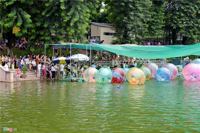 Vuon thu, pho di bo Ha Noi dong nghet nguoi ngay nghi le hinh anh 7