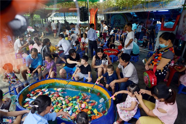 Vuon thu, pho di bo Ha Noi dong nghet nguoi ngay nghi le hinh anh 8