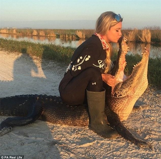 Cô gái xinh đẹp có niềm đam mê mãnh liệt với bộ môn săn bắt cá sấu - Ảnh 9.