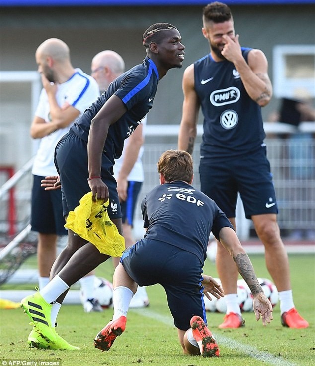 Paul Pogba quay tung bung tren san tap hinh anh 1