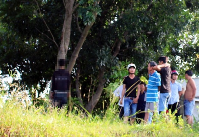 Thanh nien chet trong tu the treo co, chan van cham dat hinh anh 1