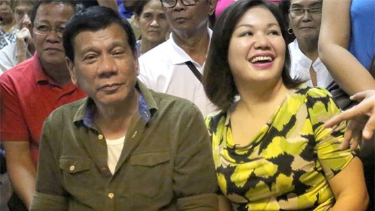 Ông Duterte và bà Honeylet. Ảnh: Inquirer.net
