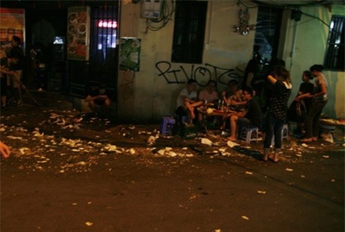 Quanh Hồ Gươm ngập rác sau 3 ngày thí điểm phố đi bộ - ảnh 1