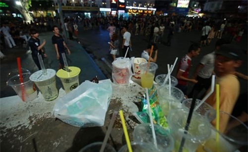 Quanh Hồ Gươm ngập rác sau 3 ngày thí điểm phố đi bộ - ảnh 2