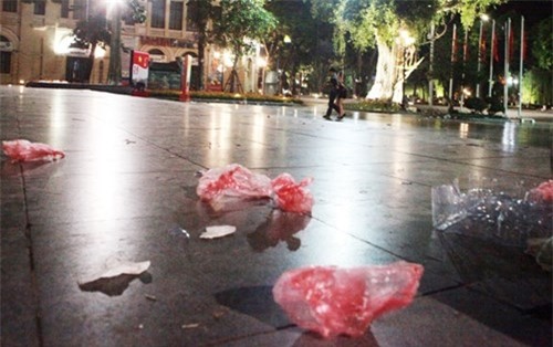 Quanh Hồ Gươm ngập rác sau 3 ngày thí điểm phố đi bộ - ảnh 3