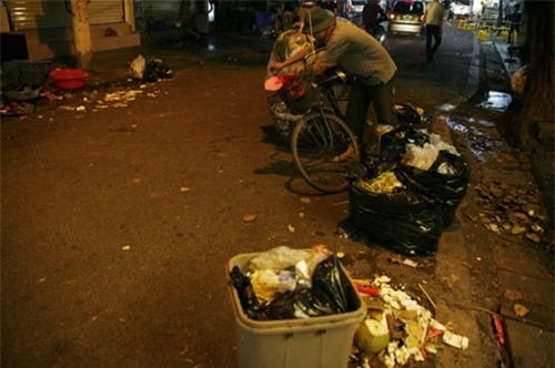 Quanh Hồ Gươm ngập rác sau 3 ngày thí điểm phố đi bộ - ảnh 4