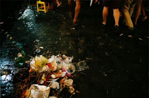 Quanh Hồ Gươm ngập rác sau 3 ngày thí điểm phố đi bộ - ảnh 5