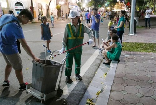 Quanh Hồ Gươm ngập rác sau 3 ngày thí điểm phố đi bộ - ảnh 6
