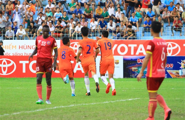 
Merlo và đồng đội ăn mừng bàn thắng cho SHB Đà Nẵng
