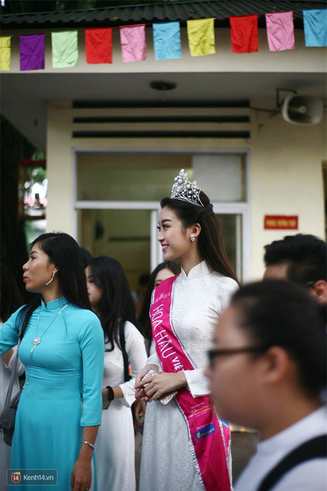 Hoa hậu Mỹ Linh xuất hiện rạng rỡ tham dự lễ khai giảng tại trường Việt Đức - Ảnh 1.