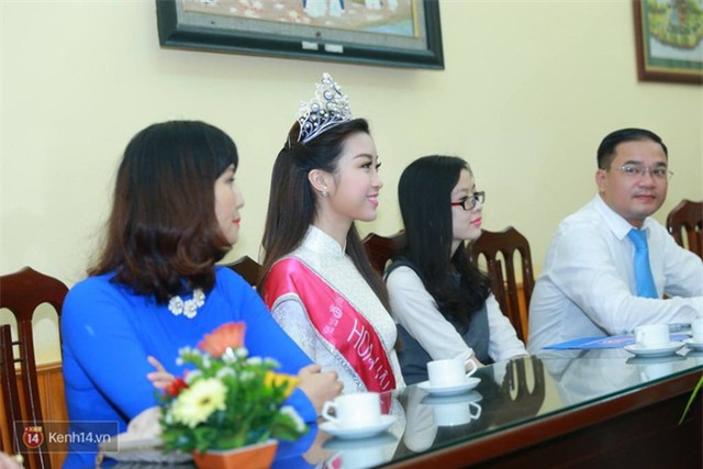 Hoa hậu Mỹ Linh xuất hiện rạng rỡ tham dự lễ khai giảng tại trường Việt Đức - Ảnh 10.