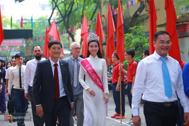 Hoa hậu Mỹ Linh xuất hiện rạng rỡ tham dự lễ khai giảng tại trường Việt Đức - Ảnh 12.