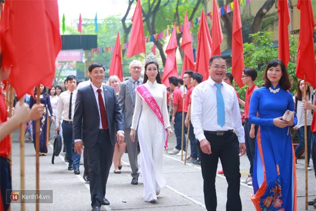 Hoa hậu Mỹ Linh xuất hiện rạng rỡ tham dự lễ khai giảng tại trường Việt Đức - Ảnh 13.
