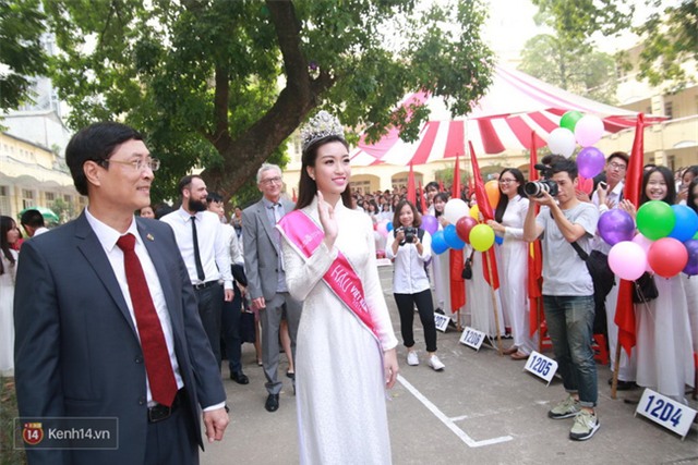 Hoa hậu Mỹ Linh xuất hiện rạng rỡ tham dự lễ khai giảng tại trường Việt Đức - Ảnh 14.