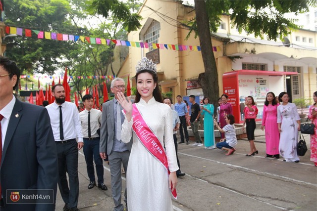 Hoa hậu Mỹ Linh xuất hiện rạng rỡ tham dự lễ khai giảng tại trường Việt Đức - Ảnh 15.
