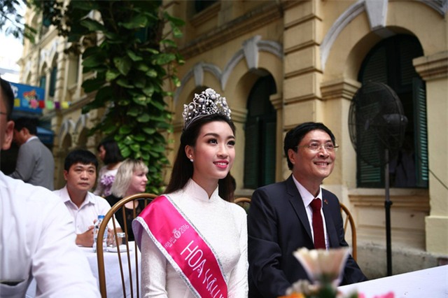 Hoa hậu Mỹ Linh xuất hiện rạng rỡ tham dự lễ khai giảng tại trường Việt Đức - Ảnh 18.