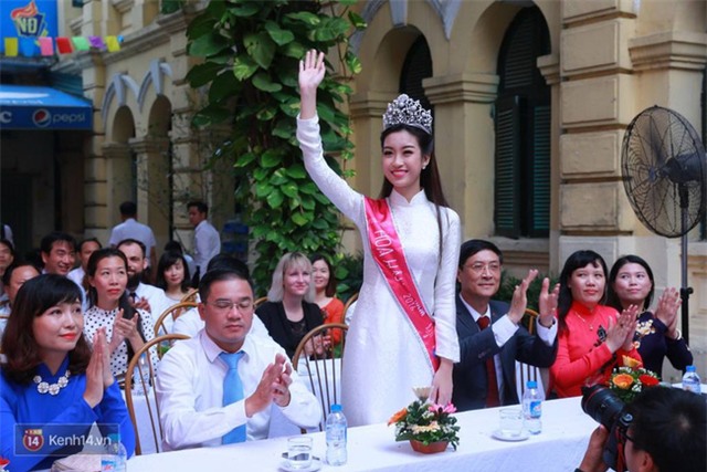 Hoa hậu Mỹ Linh xuất hiện rạng rỡ tham dự lễ khai giảng tại trường Việt Đức - Ảnh 19.