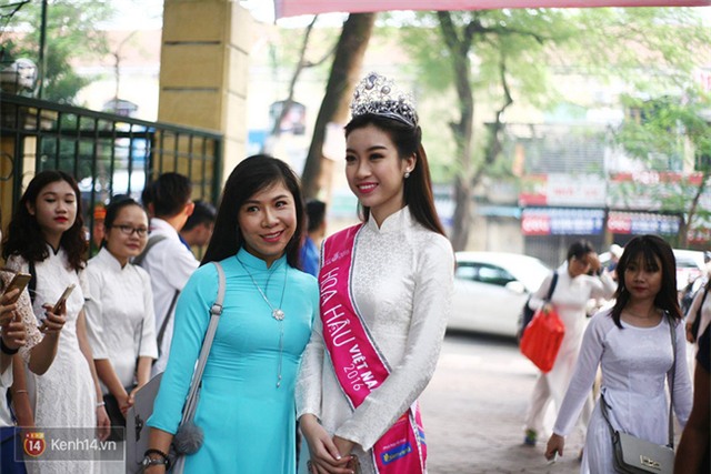 Hoa hậu Mỹ Linh xuất hiện rạng rỡ tham dự lễ khai giảng tại trường Việt Đức - Ảnh 2.