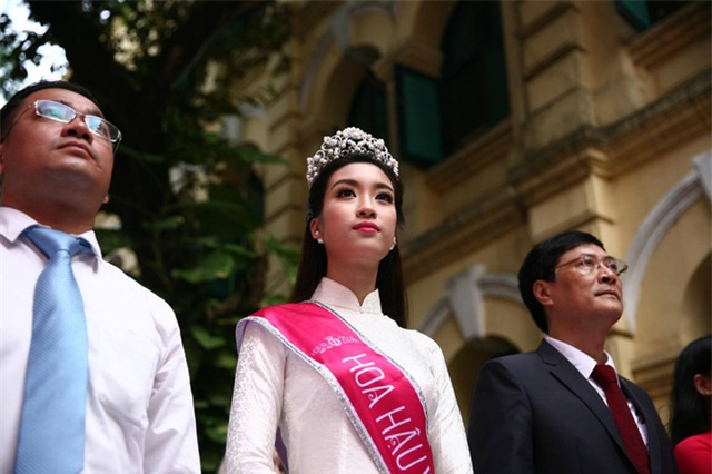 Hoa hậu Mỹ Linh xuất hiện rạng rỡ tham dự lễ khai giảng tại trường Việt Đức - Ảnh 20.