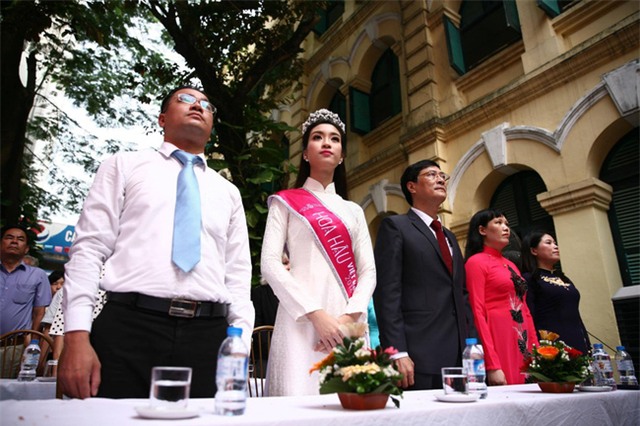 Hoa hậu Mỹ Linh xuất hiện rạng rỡ tham dự lễ khai giảng tại trường Việt Đức - Ảnh 22.