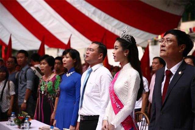 Hoa hậu Mỹ Linh xuất hiện rạng rỡ tham dự lễ khai giảng tại trường Việt Đức - Ảnh 24.