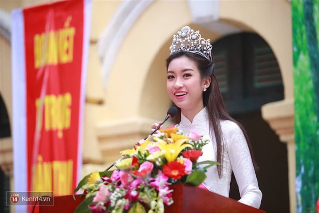 Hoa hậu Mỹ Linh xuất hiện rạng rỡ tham dự lễ khai giảng tại trường Việt Đức - Ảnh 27.