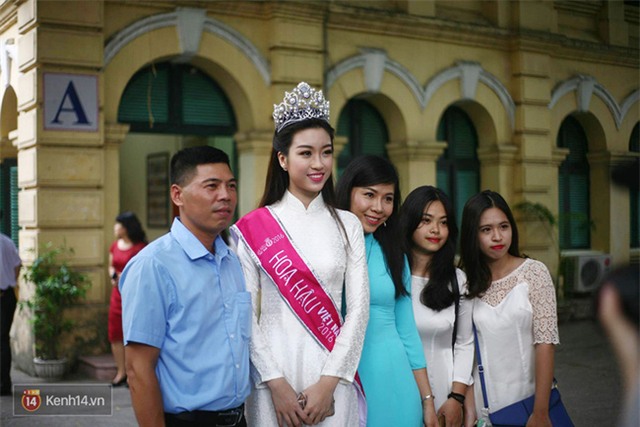 Hoa hậu Mỹ Linh xuất hiện rạng rỡ tham dự lễ khai giảng tại trường Việt Đức - Ảnh 4.