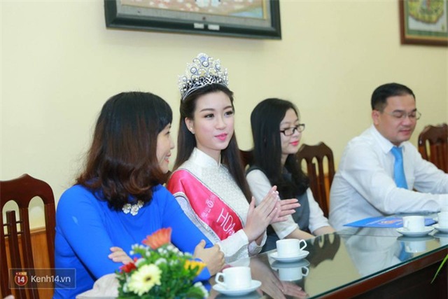 Hoa hậu Mỹ Linh xuất hiện rạng rỡ tham dự lễ khai giảng tại trường Việt Đức - Ảnh 7.