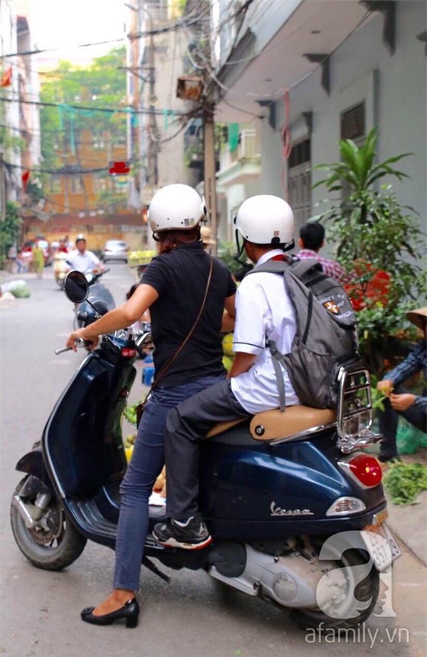 Vợ Trần Lập đưa con đi khai giảng